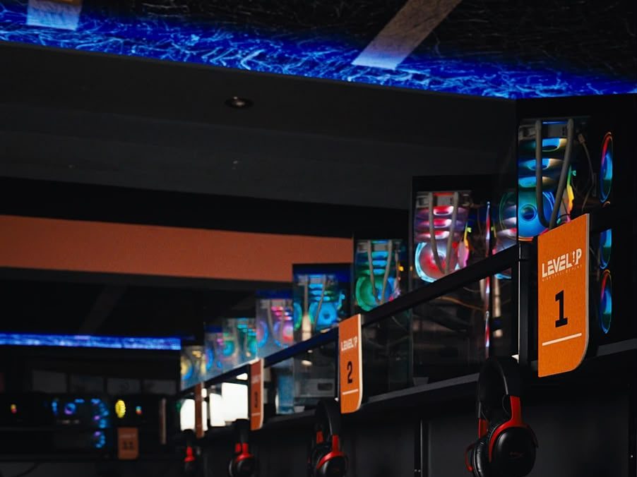 Kompjuterë me ndriçim RGB dhe kufje HyperX në Level Up