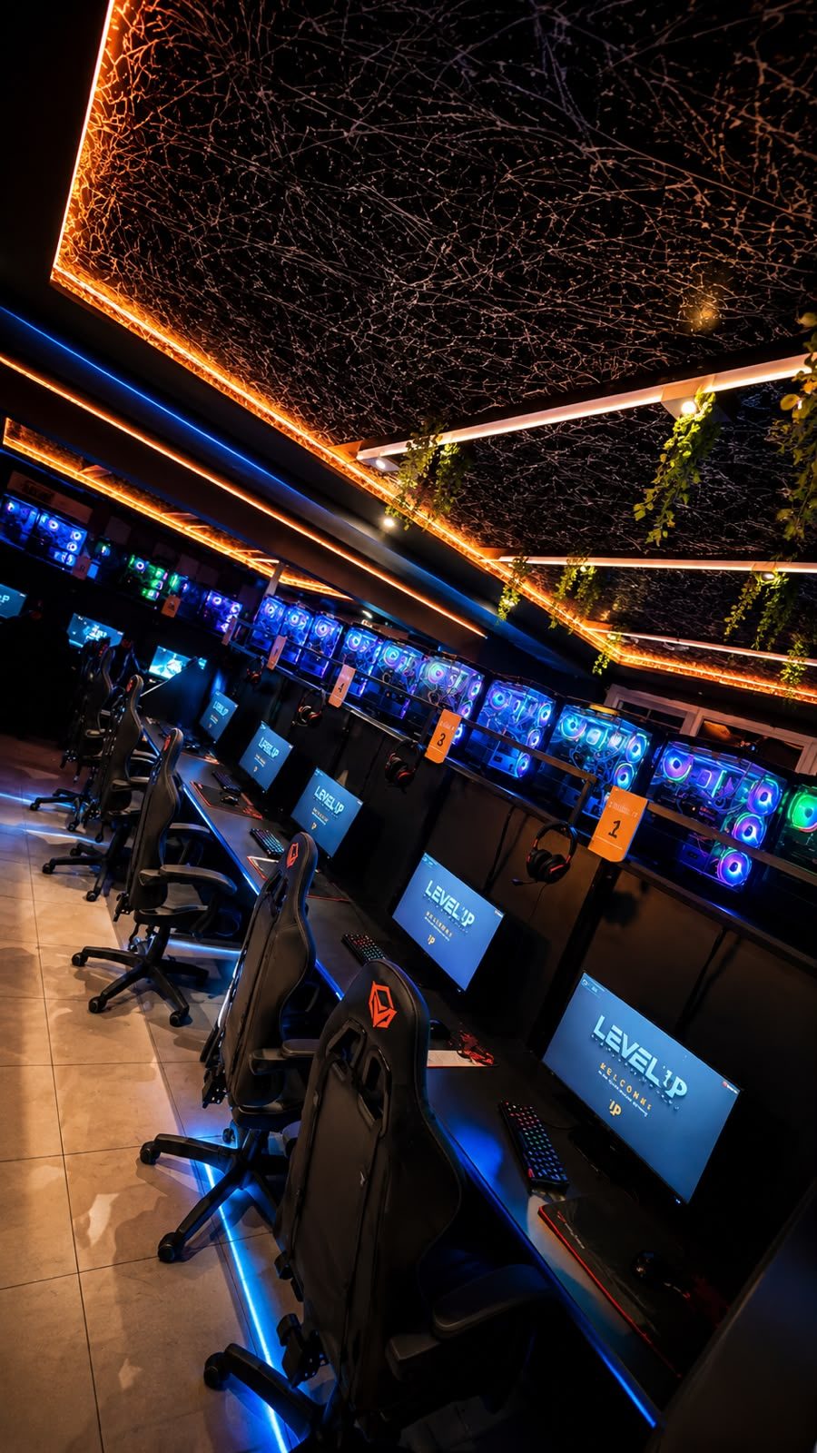 Level Up natën: drita blu dhe portokalli mbi vendet e lojës